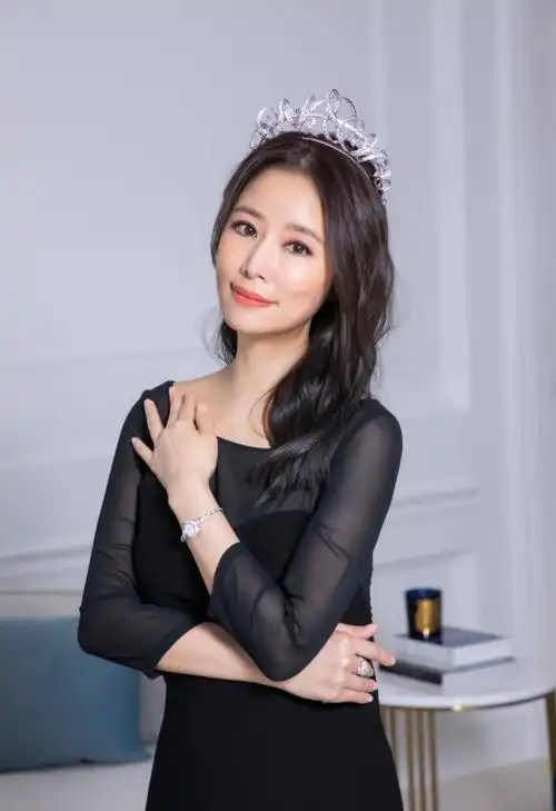 林心如着黑色礼裙优雅贵气 戴钻石皇冠女神范十足