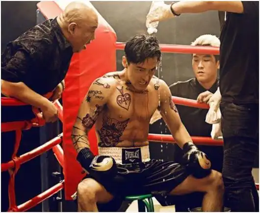 而相比胡歌来说,霍建华身上的肌肉也丝毫不逊色