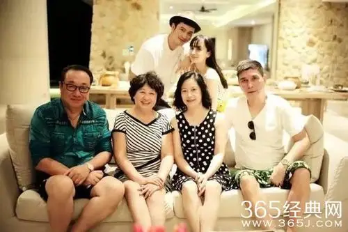 王俊凯妈妈年轻得像只有30岁,ab的爸妈长得也太好看了