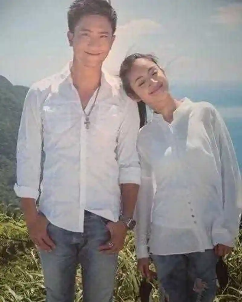 14年,林依晨和林于超结婚,因为长期分居两地,结婚六年,林依晨的肚子