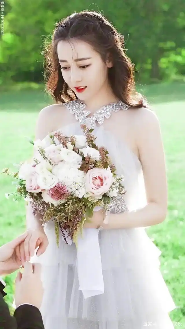 如果拿迪丽热巴和郑爽的婚纱照对比,你们更喜欢哪款呢?