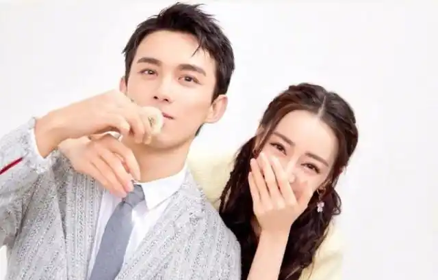 热巴吴磊双人大片曝光,售后甜度远胜电视剧,90花打扮太减龄