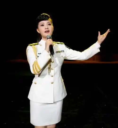 "民歌女神"雷佳,34岁成首位博士级的歌唱家,41岁魅力依旧_舞台_军装