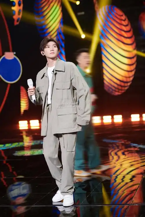 王源工作室发来明晚《我们的歌》舞台照 这场音乐盛典的最后比拼不可