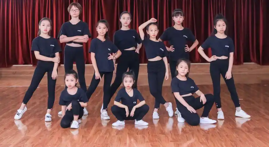 "我和我的祖国"——庆祖国七十周年 红舞鞋艺术培训学校献礼彩绘模特