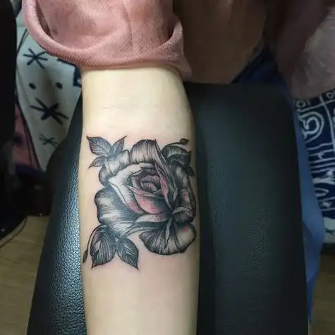胳膊纹身玫瑰花图案 胳膊纹身小图案女