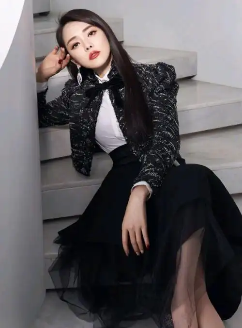 演员伊能静表示:48岁高龄为小丈夫生孩子,是这辈子最正确的决定