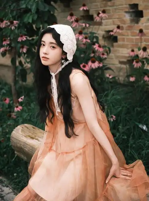 不仅凭借着她优秀的音乐才华和个人魅力,鞠婧祎的时尚穿搭也常常成为