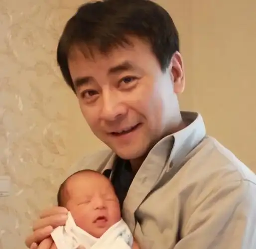 回顾演员罗钢娶小23岁郝蕾伴娇妻战胜遗传病48岁终老来得子