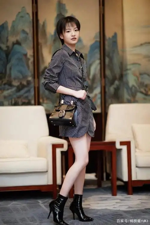 李庚希继关晓彤之后成国民闺女,才19岁戏里戏外穿搭美成教科书!