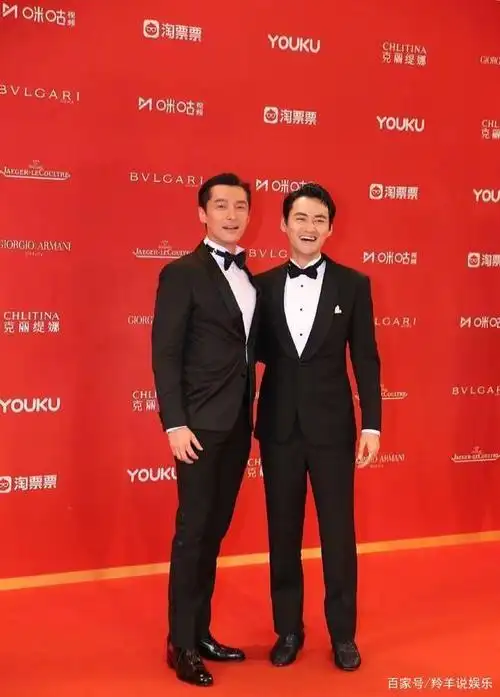 雷佳音牵手胡歌,易烊千玺踩周冬雨裙子,明星红毯趣事多多