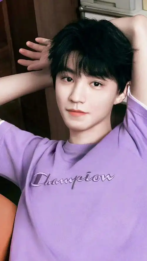 你诚心实意地发问了 那我就大发慈悲地告诉你:是的,王俊凯是真帅哥