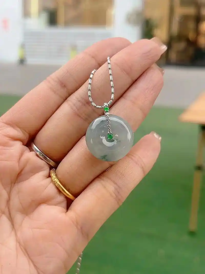 2680 18k金镶飘蓝绿花翡翠平安扣 18.5×6.3好饱 - 抖音