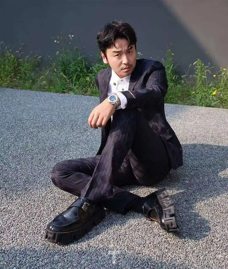 雷佳音登杂志封面 西装造型更帅气!_西装_封面_雷佳音