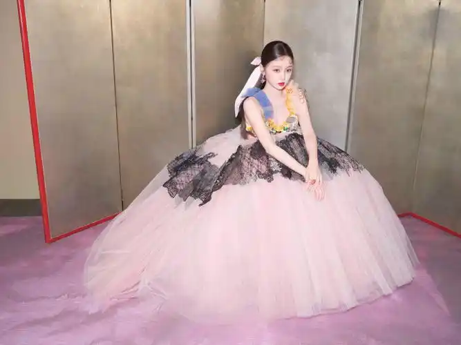 微博之夜##虞书欣撞色吊带礼服裙