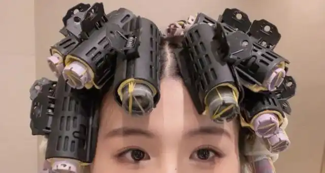 烫头发要2-5个小时(包括等待时间以及烫染时间).