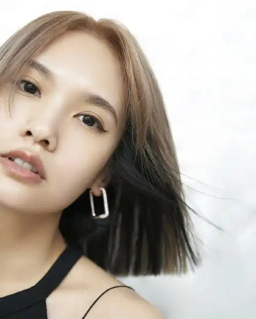 杨丞琳晒奶茶色短发造型 李荣浩赞"天下第一美人"