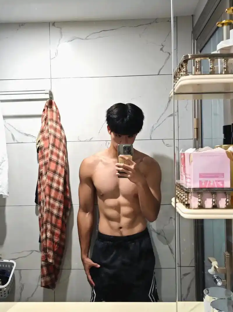 马嘉祺超绝肌肉线条#健身 #硬拉会导致腰间盘突出吗 - 抖音