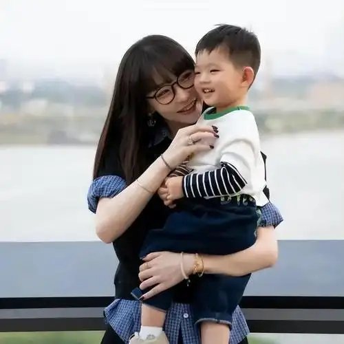 高晓松前妻夕又米再婚生子,儿子两岁活泼可爱,晒全家福幸福美满