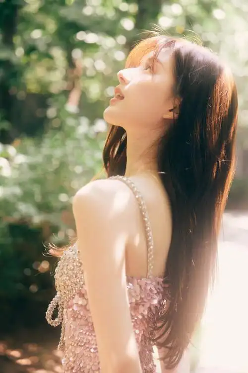 思亮片吊带抹胸裙#|#赵露思衣服好闪#赵露思亮片吊带裙怎么这么的仙啊