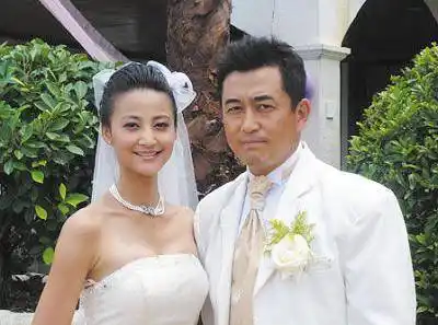 他与张歆艺相恋7年不愿结婚 却3天闪婚小15岁的娇妻