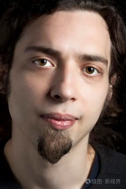 严肃与山羊胡子的人