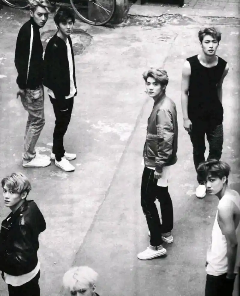 "早年的exo合照,见证了他们的青涩岁月和成长历程.