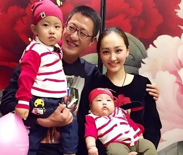 演员于震:与方柏霓离婚后,再娶小13岁娇妻,婚后生三子幸福美满