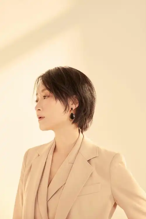 赵子琪暖春造型刚柔并济活成别人羡慕的样子