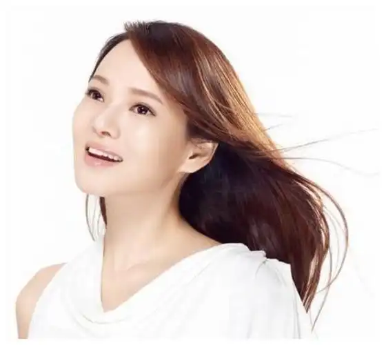 庾澄庆现任妻子,硕士海归当主播,一家三姐妹都是美女广告明星|张嘉欣