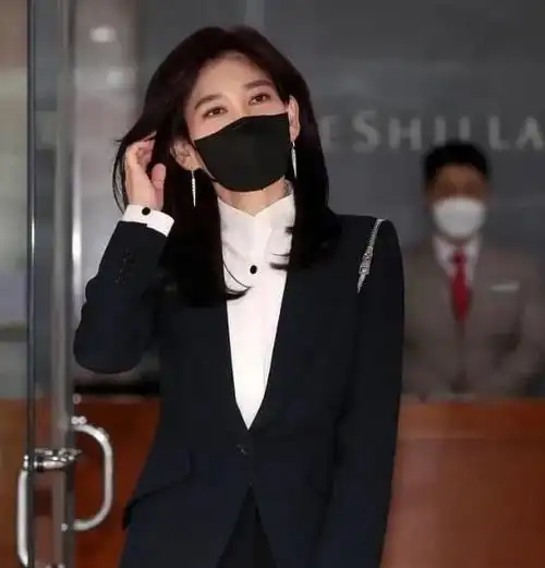三星大小姐李富真出席三星股东大会,身穿黑色西装,气质清冷迷人