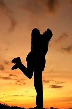 七夕情侣甜蜜相拥图片