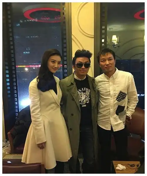 景甜和王宝强出席活动,王宝强负责耍帅,景甜负责好看!