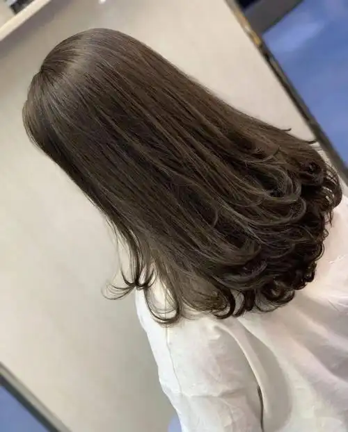 秋冬更适合来一款发尾烫