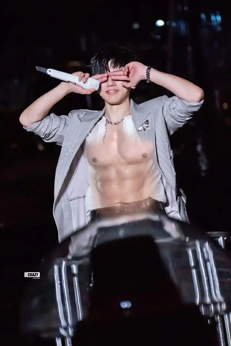 明明撩起衣服就是腹肌 但他就是 - 抖音