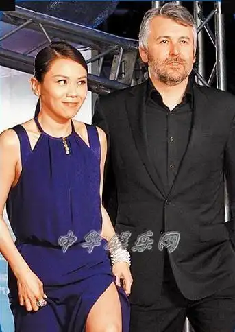 37岁蔡健雅和老外男友gavin lurssen当街喇舌被拍到(图)