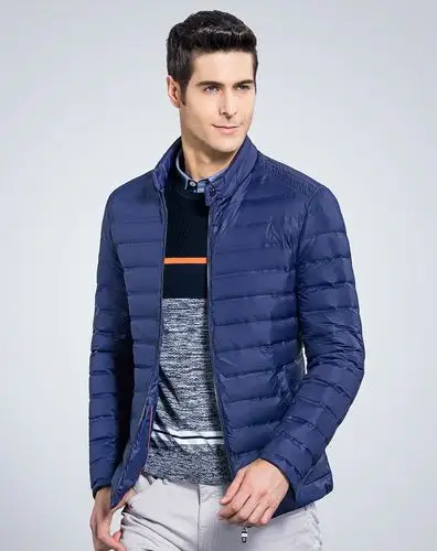 藏青色鹅绒轻薄羽绒服