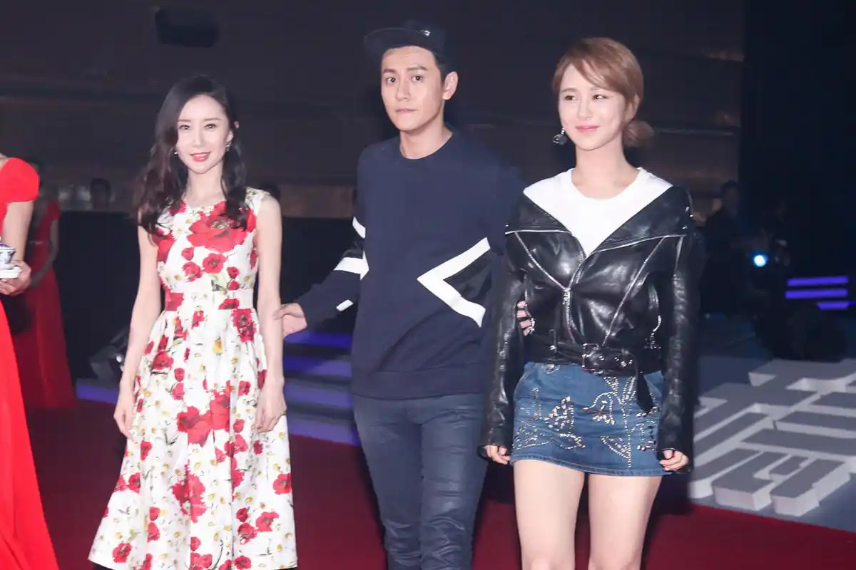 8月7日,有狗仔拍到杨紫前男友秦俊杰现身某餐厅聚餐,聚餐后秦俊将将