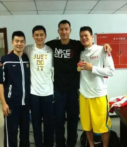 原创广东男篮四虎再同框!角色已变,王仕鹏用14字称赞杜锋朱芳雨