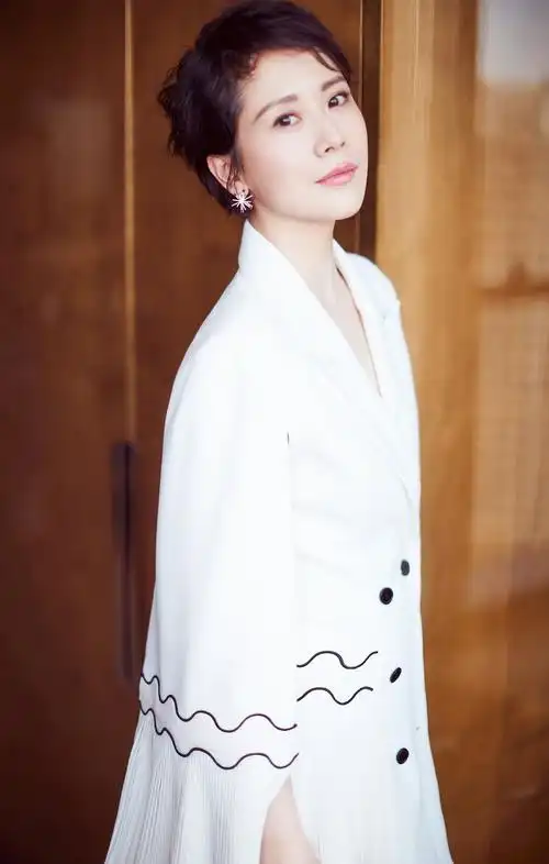 海清罕见秀性感中性风 一袭白色西装配白色透视纱裙被赞又瘦又仙