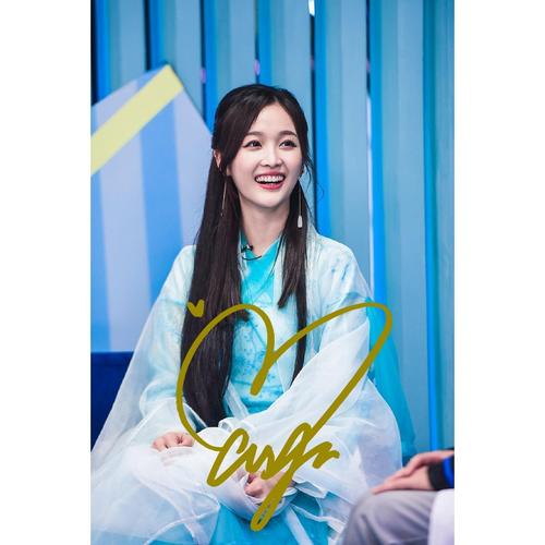 火箭少女 吴宣仪  亲笔签名照片新款热门宣传照签名照 4号