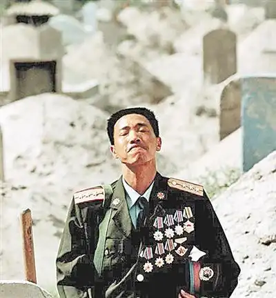 阿里军分区副政委张良善,是曾经感动亿万人的图片《英雄探妻》主人公,