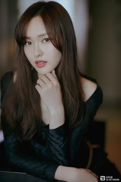 唐嫣出席某项目发布会,身着黑色露肩小黑裙,网友:大长腿超抢镜