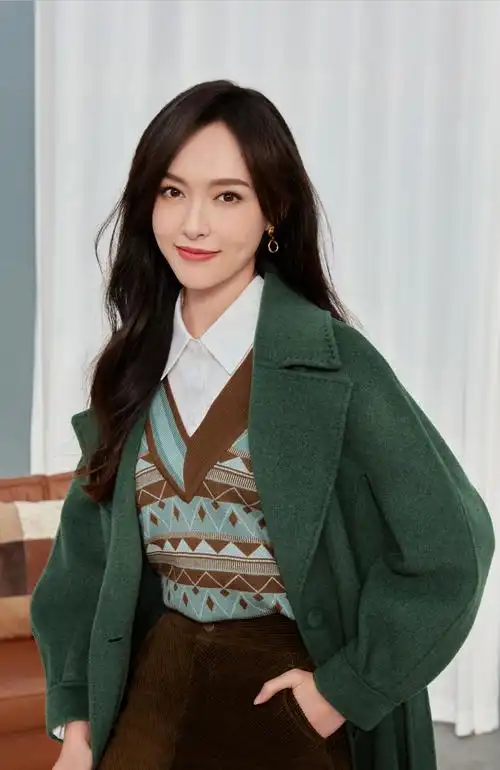 简介:演员唐嫣时尚造型性感写真,分享一组唐嫣图片给大家,图中的明星