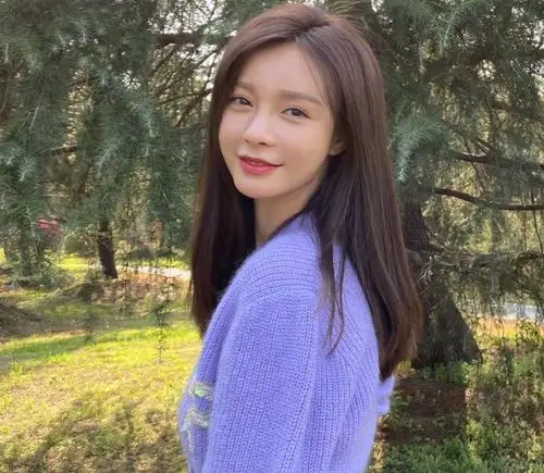 沈梦辰晒春游美照,失去了美颜滤镜后,暴露30岁真实状态!