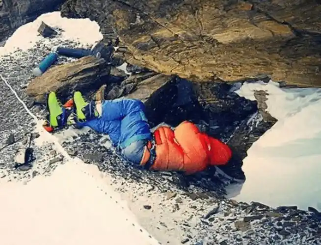 珠峰著名遇难者:绿靴子,睡美人,休息者,为啥20多年无人敢安葬_登山