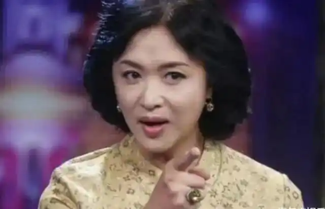 52岁金星重回"男儿身",穿男装素颜走街,网友感慨:太洒脱