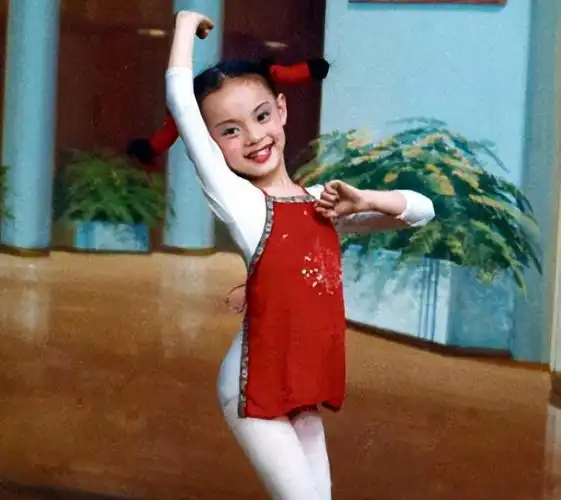 小时候的孙俪就表现出了很强的艺术天赋,她的父母就在她五岁的时候给