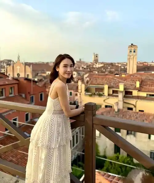 黎姿的威尼斯之旅:告别短发,气质独特的贵妇,更加时尚,自信,优雅_魅力