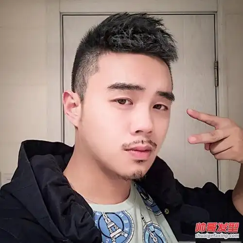 脸大的男生适合把两边剪短么微博帅哥莫西干短发照片3